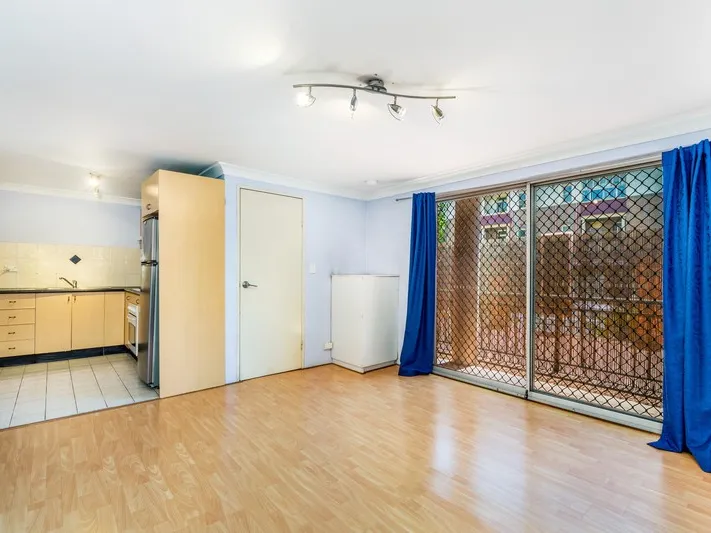 2 WEEKS FREE, Studio on City Fringe, Full Kitchen with Fridge, Internal Laundry and Balcony