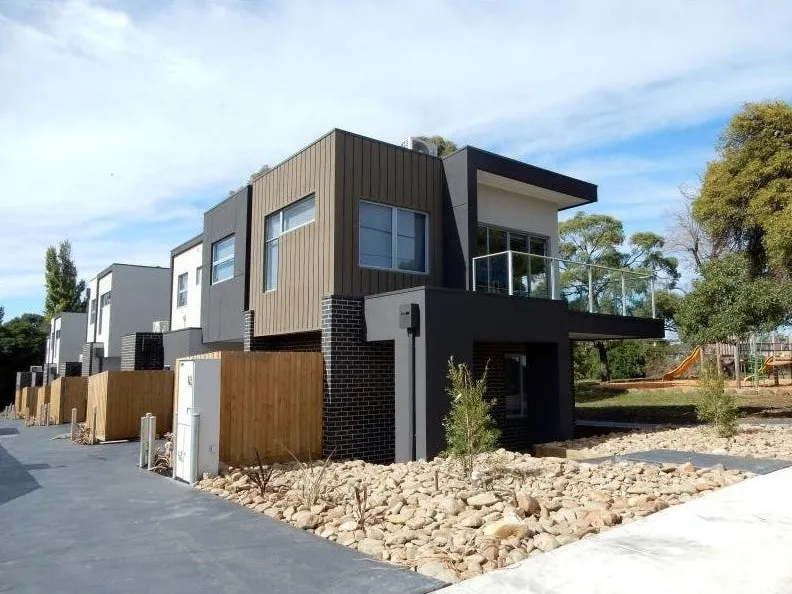 Near new townhouse - tranquil surround!