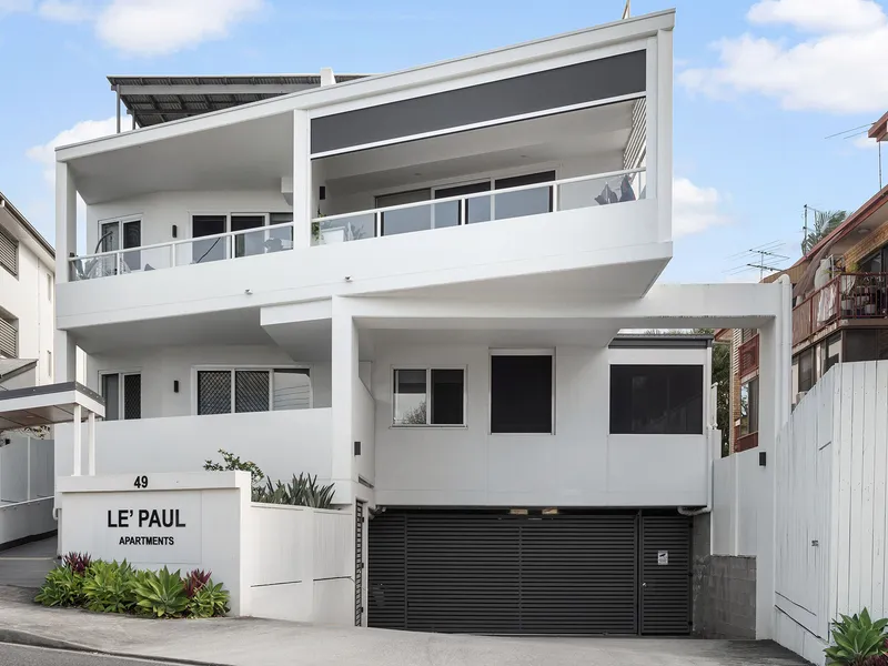 MODERN APARTMENT IN THE HEART OF CLAYFIELD FOR THE INNCER CITY OCCUPIER