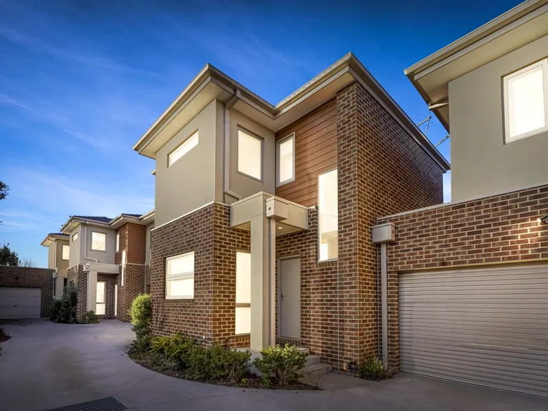 Large on living - 3 bedrooms, 2 bathrooms!