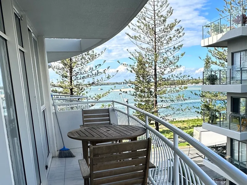FANTASTIC, RENOVATED RESORT APARTMENT – BROADWATER VIEWS