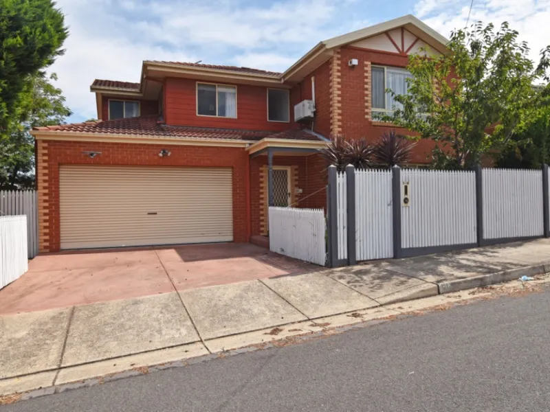 TOWNHOUSE WITH 3 BEDROOMS/2 LIVING AREAS IN THE VALKSTONE PRIMARY & MCKINNON SECONDARY SCHOOL ZONES 