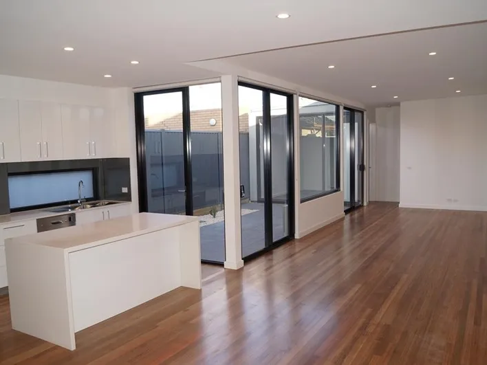 MODERN TOWNHOUSE IN GREAT LOCATION.