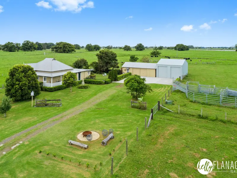 Prime Pasture Blue Ribbon Location + Exquisite Home + Studio - 5.47Ha. (13.5Ac)