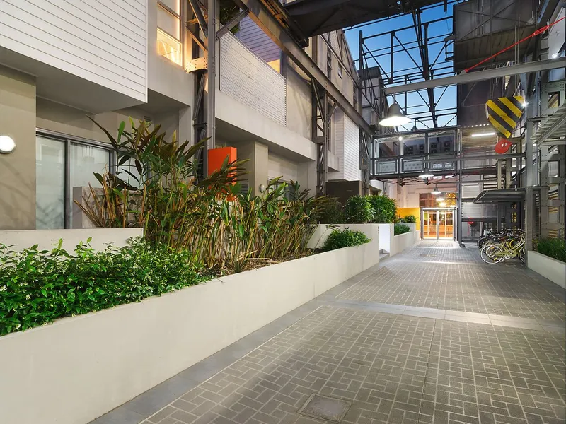 MODERN NEW APARTMENT IN HEART OF ROSEBERY CLOSE TO ALL AMMENDITIES