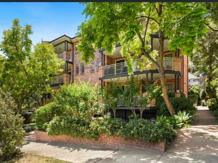DEPOSIT TAKEN - LARGE THREE BEDROOM UNIT WITH DOUBLE LOCK UP GARAGE