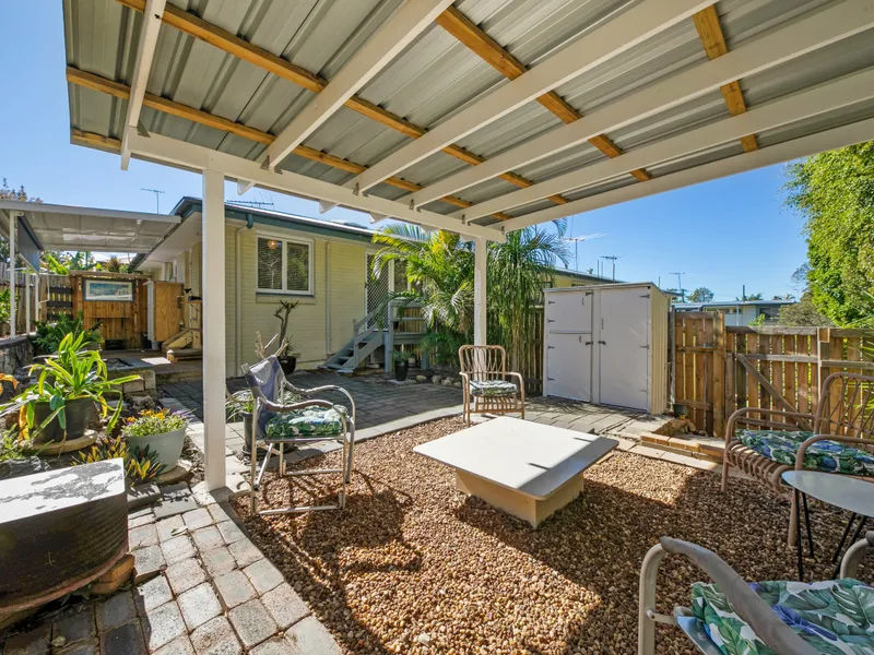 A Little Hottie! Ground Floor Courtyard Apartment!