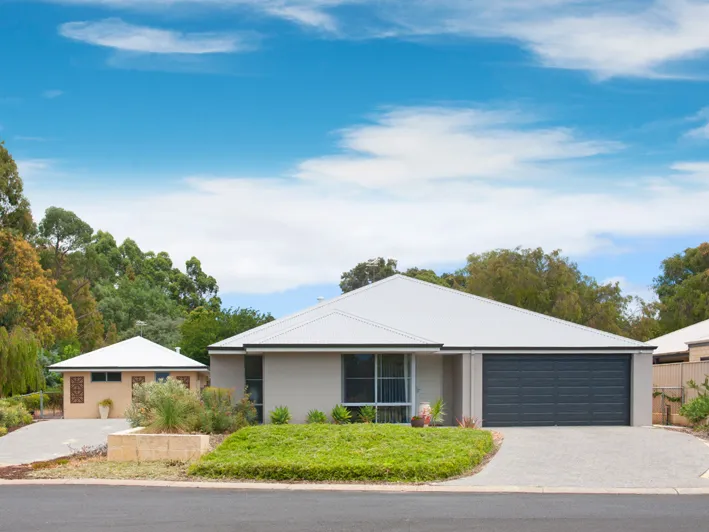 Prime Dunsborough Lakes location!