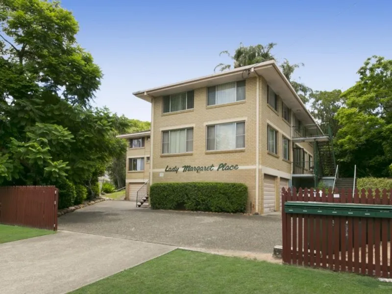 Great Location - Walk to Indooroopilly Shopping Centre