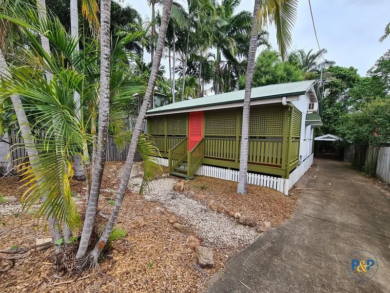 COTTAGE HOME IN IDEAL LOCATION!