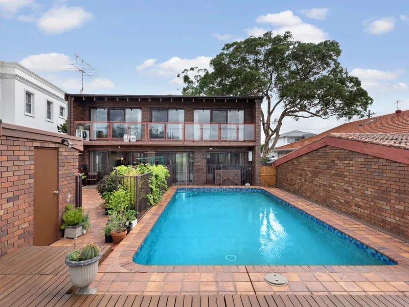 Superior Quality Architecturally Designed Double Brick Residence, High Ceilings, Water Views, Swimming Pool & In-Law Accom.