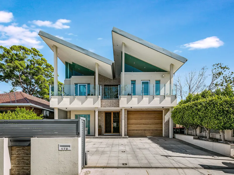 Luxurious Family Home with Entertainers Yard