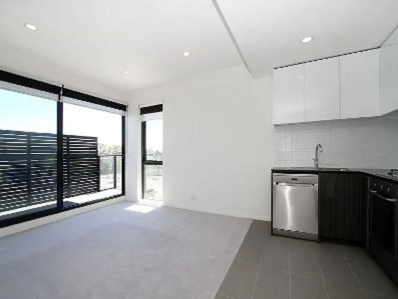 MODERN TWO BEDROOM APARTMENT WITH BUNDOORA PARK VIEWS !