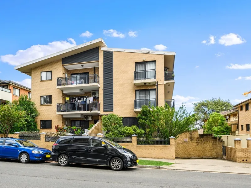 TOP LOCATION UNIT WITH COURTYARD!