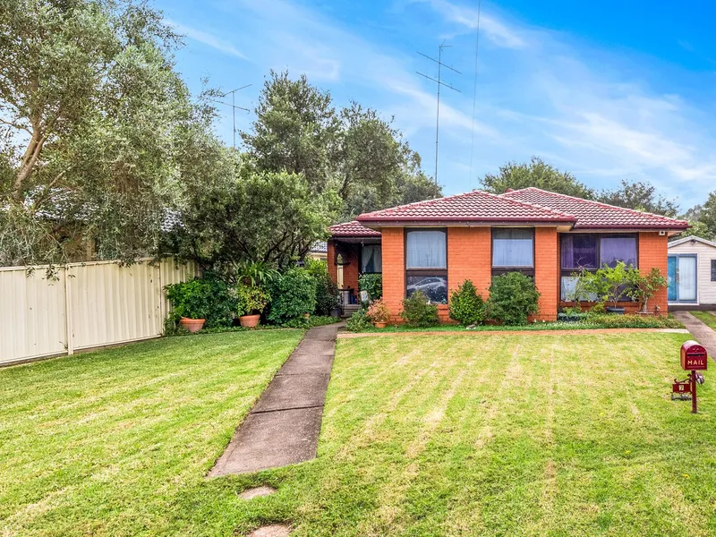 MUCH LOVED FAMILY BRICK VENEER HOME SITUATED ON 625SQM BLOCK!