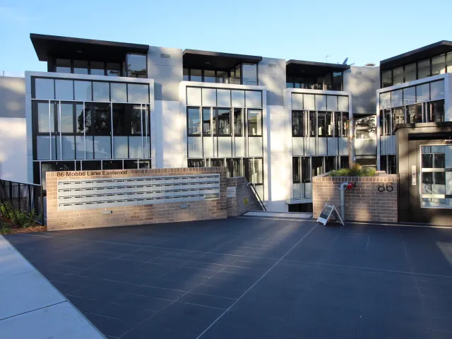 Brand new Mobbs Lane 1 bed +1 big study room+backyard