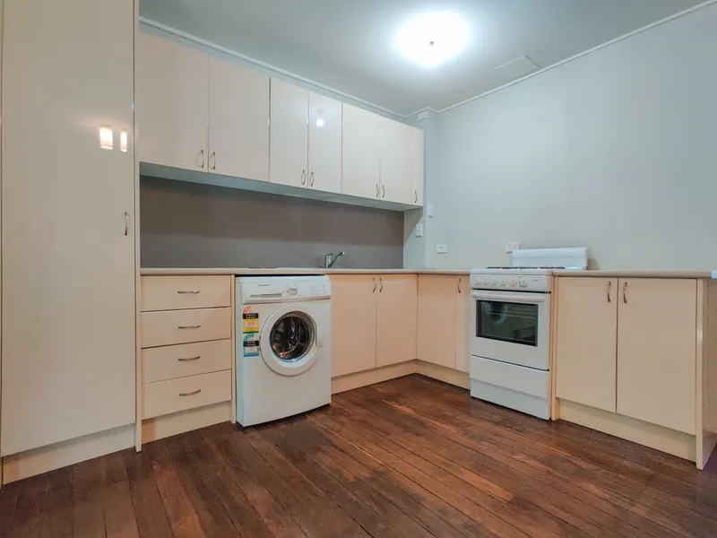 Tidy Single Bedroom Unit - Short Stroll to G-Link, Southport CBD and Broadwater
