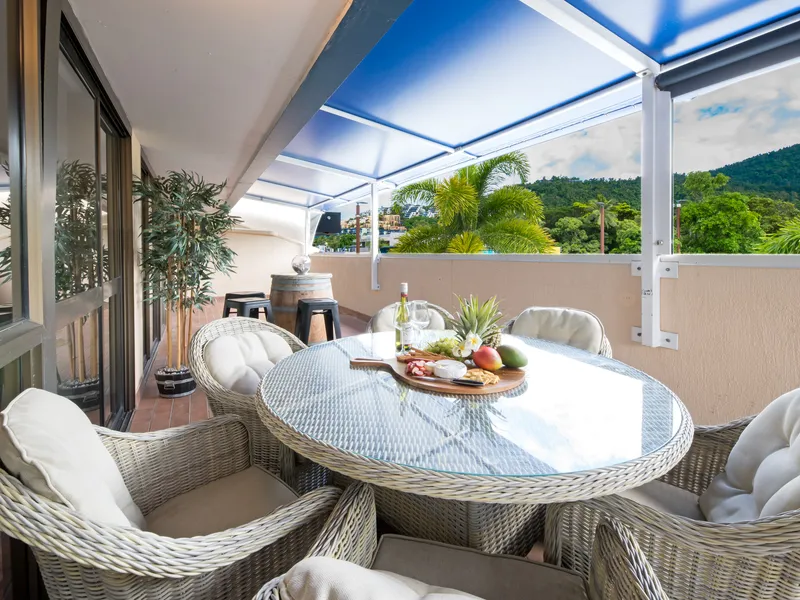 Impressive Modern Living Surrounded by Picturesque Views