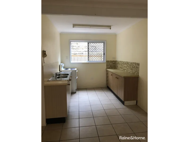 FULLY AIR CONDITIONED TWO BEDROOM TOWNHOUSE IN SOUTH GLADSTONE