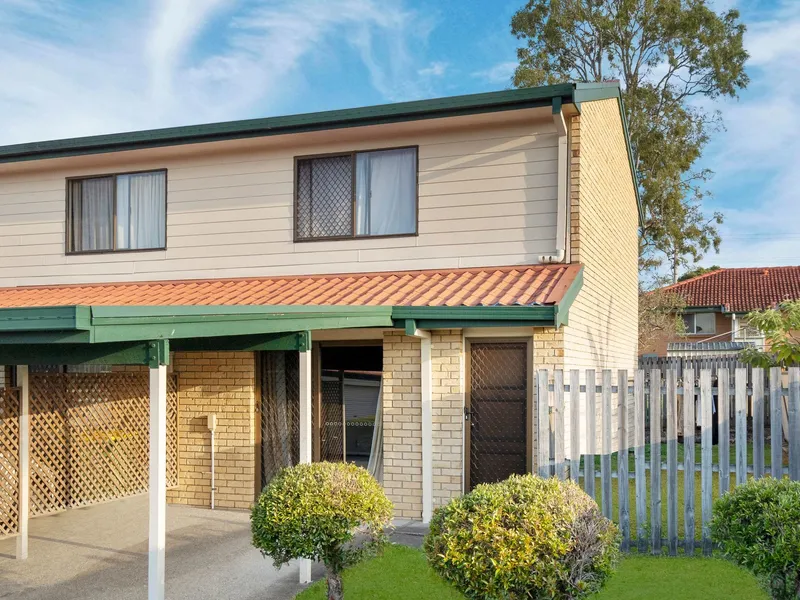 Charming End Unit with Courtyard and Investment Potential in Quiet Gated Complex