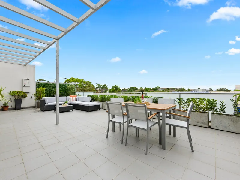 Lifestyle convenience and huge entertainers terrace