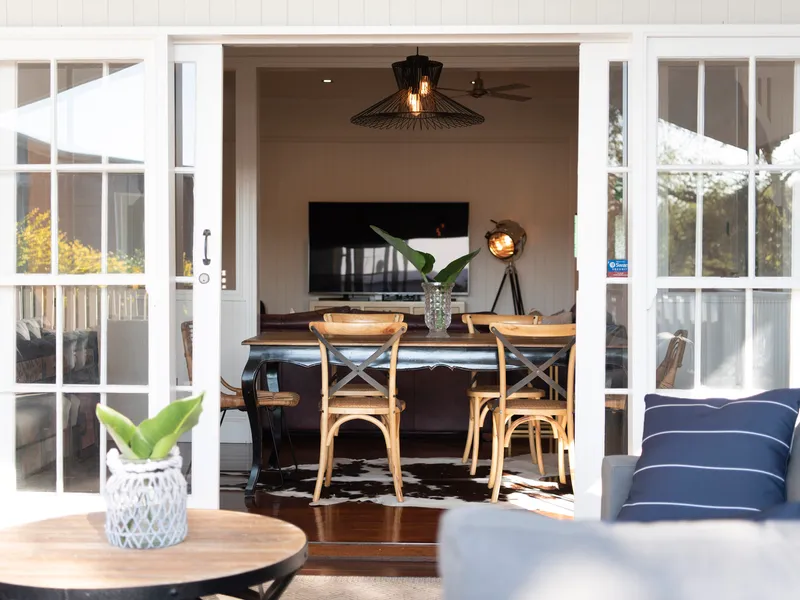 Stunning Character Home On 690m2 Walking Distance To The Kedron Brook!