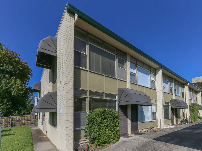 Low Maintenance 1 Bedroom Loft Apartment in Prime Location