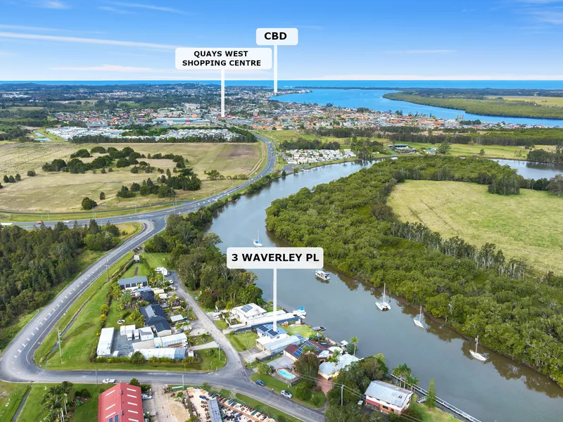 Fisherman's paradise on this prime waterfront block