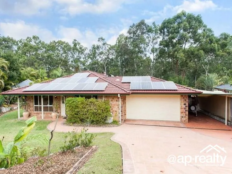 RESORT STYLE LIVING IN QUIET PARKLAND POCKET