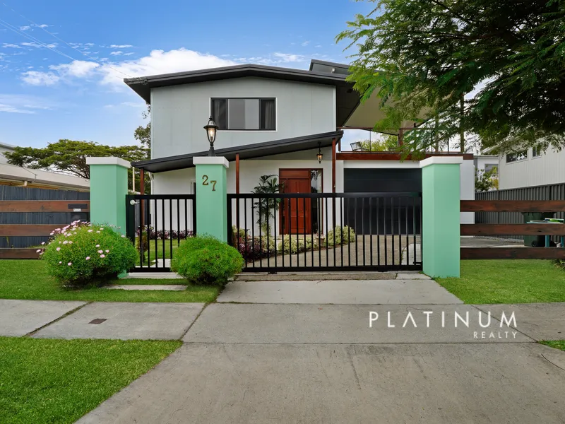 5 Bedroom - 3 Bathroom Home within a few minutes to the beach