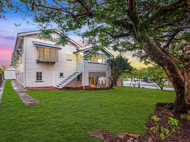 Classic Queenslander Ready for Renovation on 809sqm