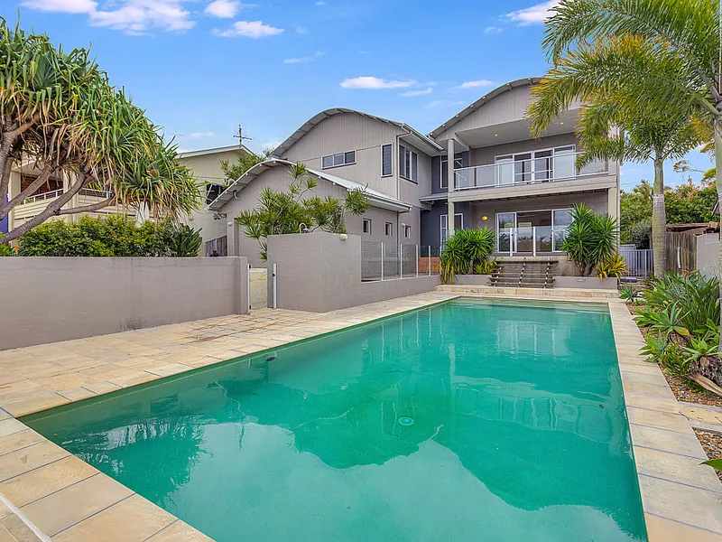 Ocean view home on 942m2 duplex block