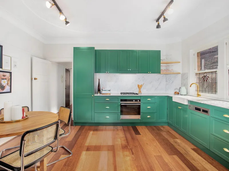 Beach-side north facing top floor apartment in boutique Art-Deco block