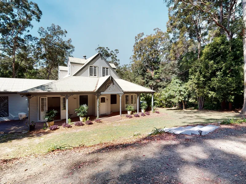 LIFESTYLE PROPERTY IN VERY SOUGHT AFTER HINTERLAND-PLEASE NOTE THIS PROPERTY IS TENANTED ON THE LOWER LEVEL