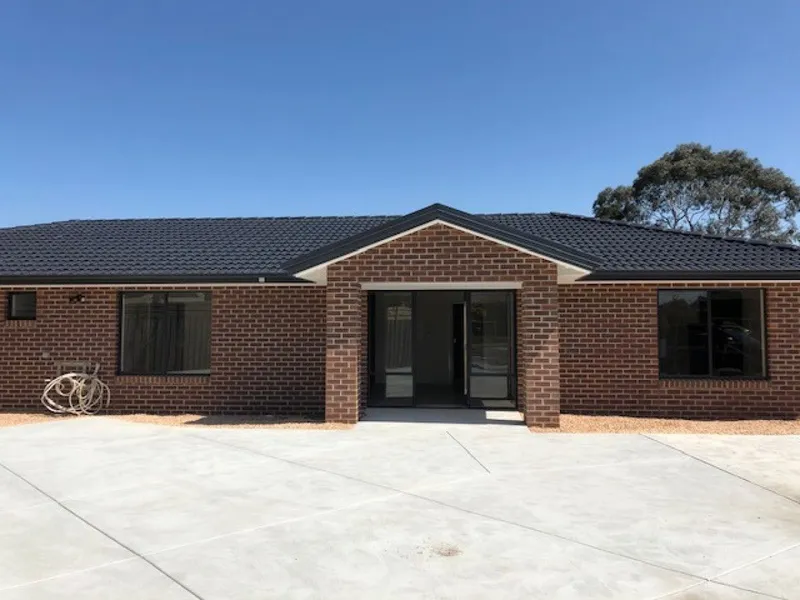 ONE BEDROOM SELF CONTAINED STUDIO IN ROOMING HOUSE