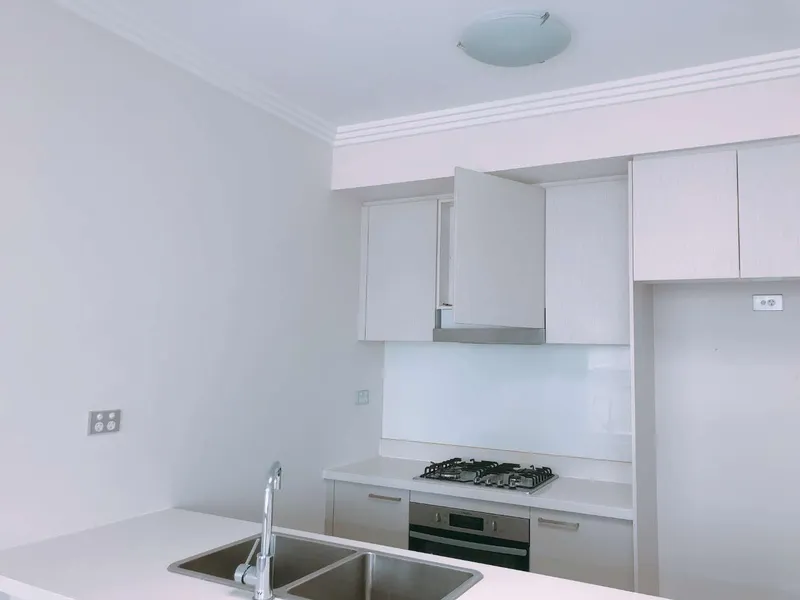 Top Floor 2 Bedroom 2 Bathroom, huge balcony apartment only $440 pw
