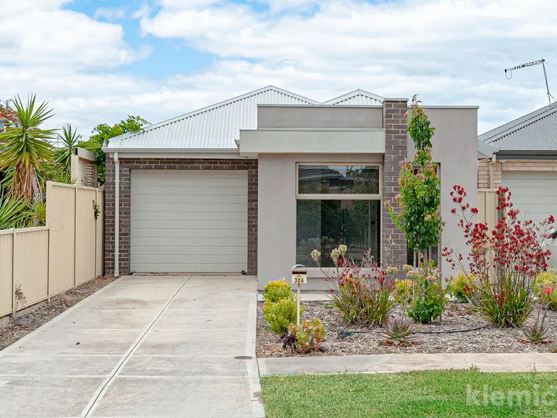 Modern 4 bedroom home in the center of Largs Bay.