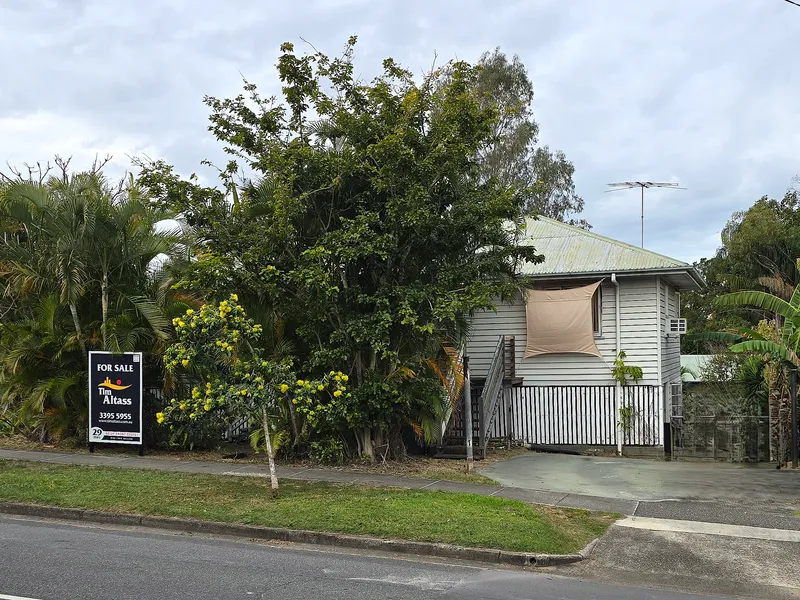 First home buyers! Investors! 3 Flats! $1040 per week!