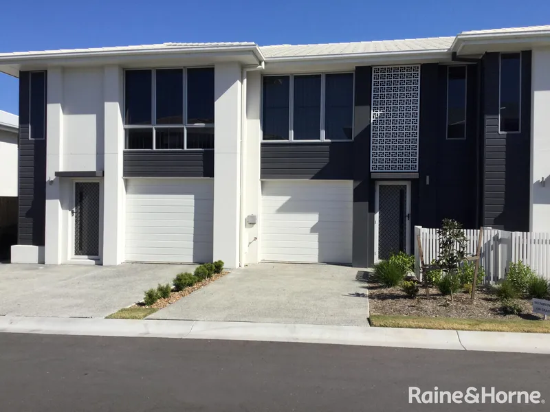 LUXURY 3 Bedroom Townhouse in Pimpama