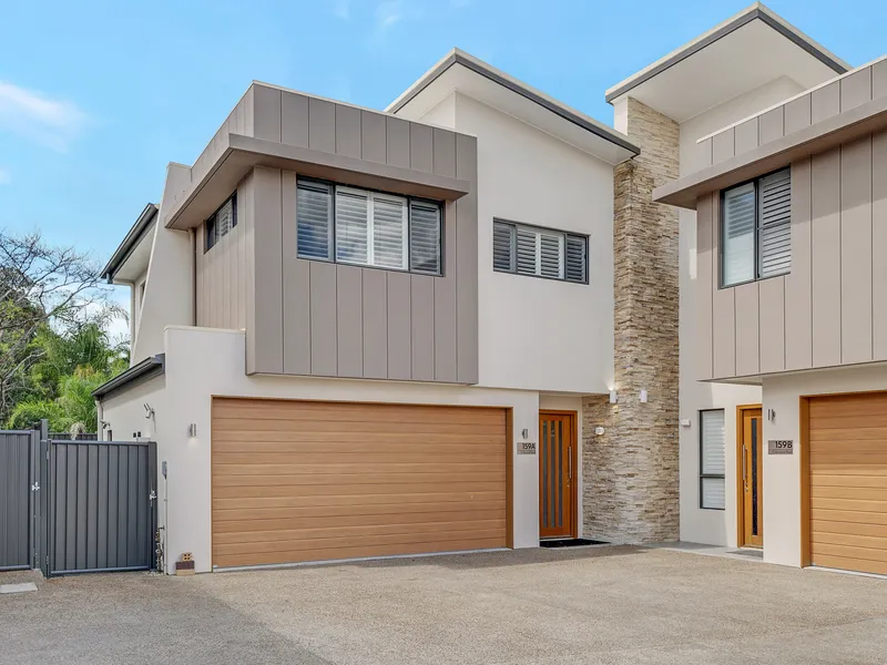 ARCHITECTUALLY DESIGNED EXECUTIVE STYLE LIVING