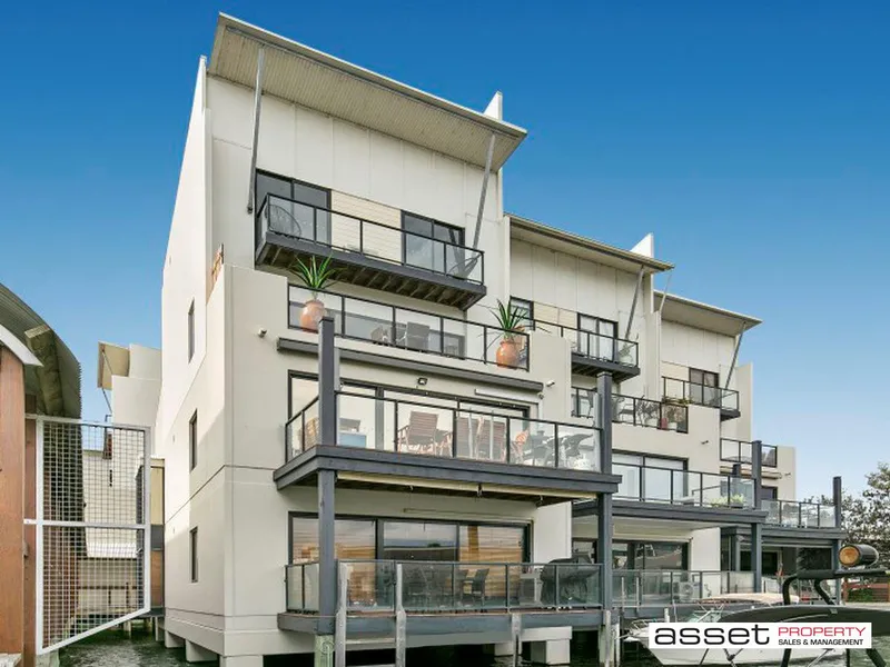 Marina Penthouse with stunning water views