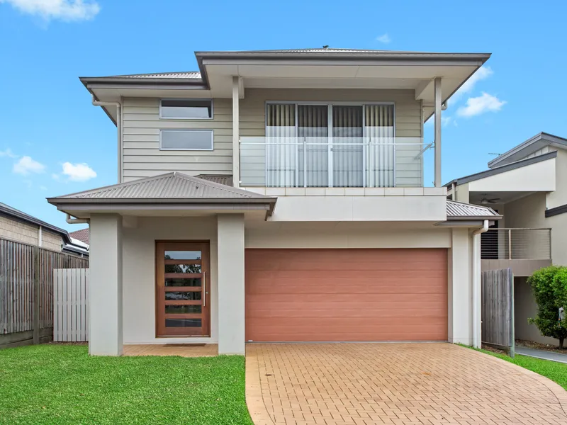 Grand and Luxurious Family Living