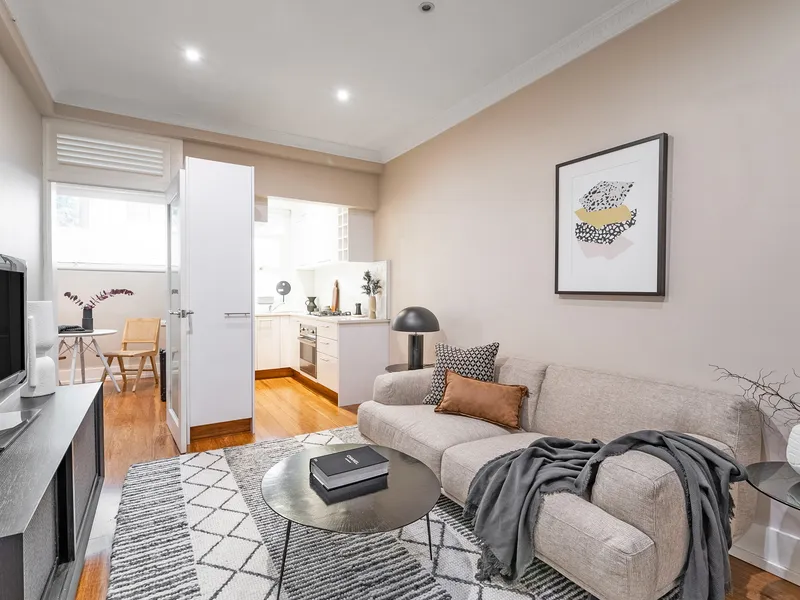 Stylish one bed plus separate room for study or dining area in the heart of Darlinghurst