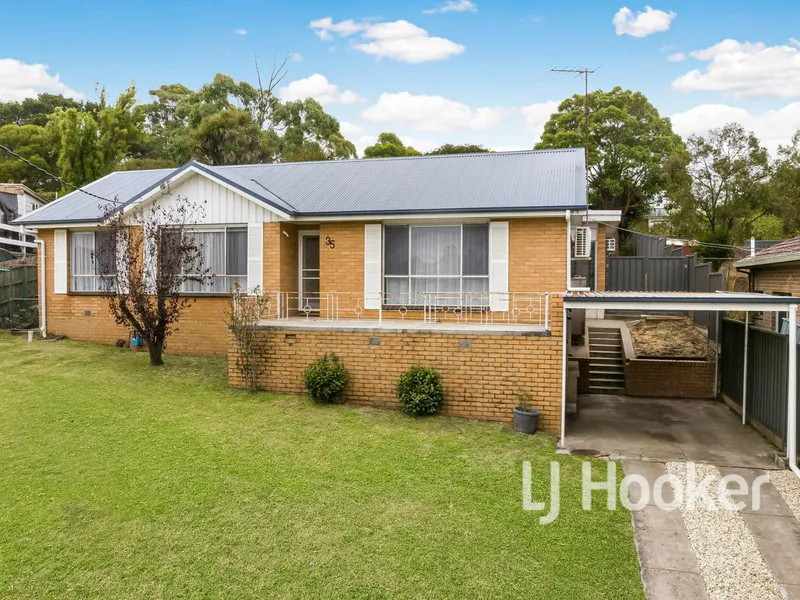 FAMILY HOME RIGHT IN TOWN!