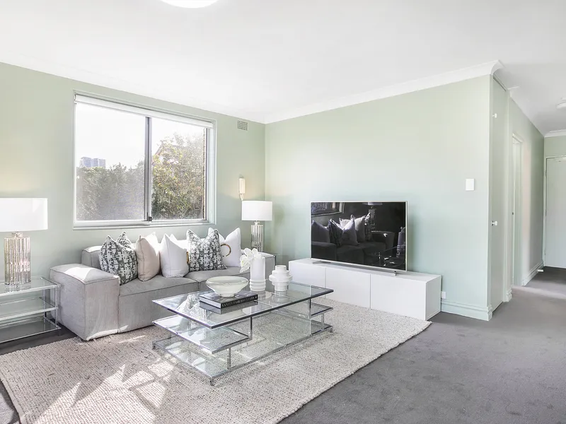 Sunny apartment accommodates a lifestyle of superb contemporary convenience