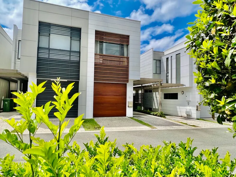 Contemporary Living in a Prime Location - Steps Away from Robina Town Centre!