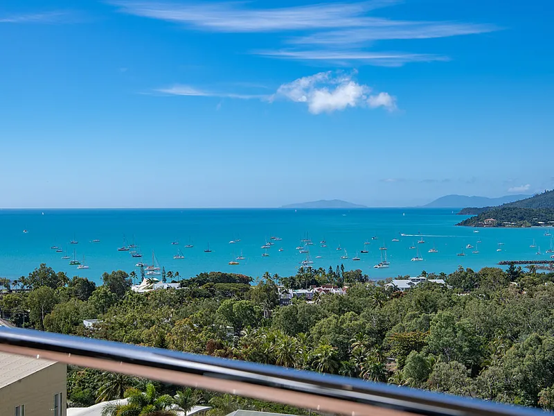 Hayman Island perfectly framed on the horizon