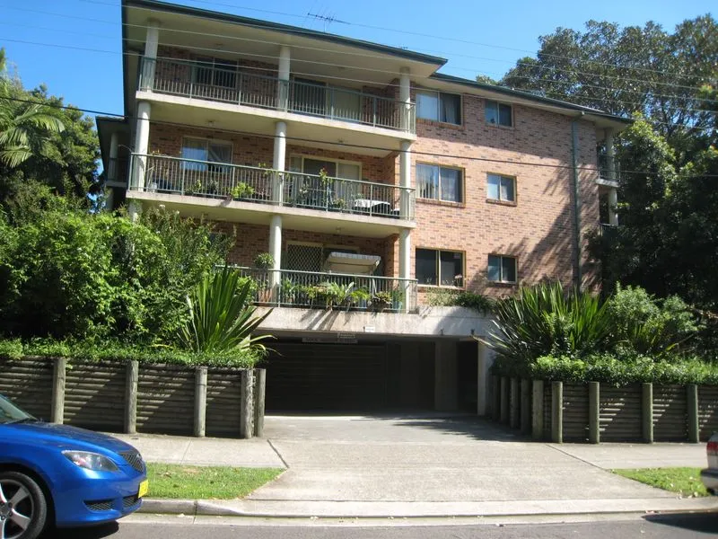 Modern Spacious Middle Floor 2 bedroom Apartment. Moments to Train