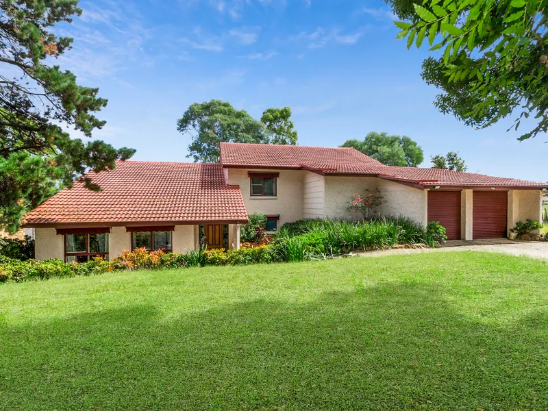 3 minutes to North Richmond, Large Family Home & Pool!