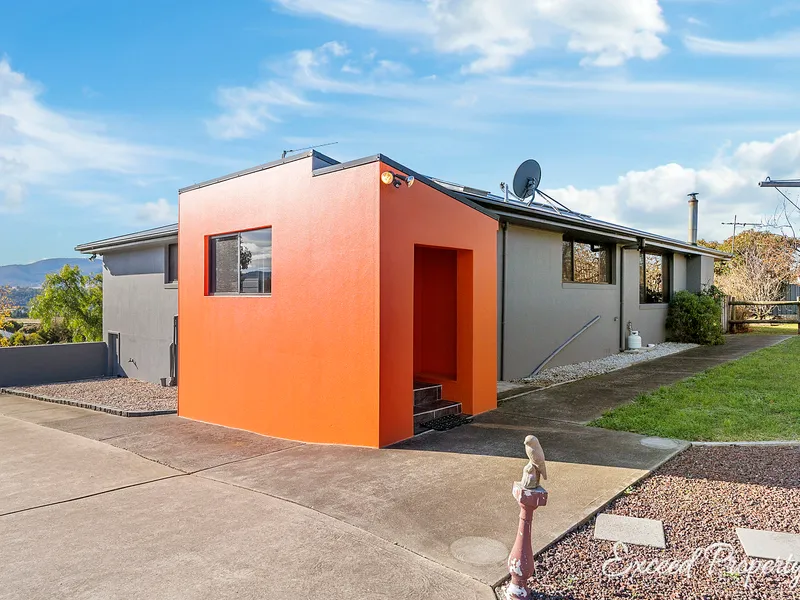 Amazing home and TWO GARAGES
